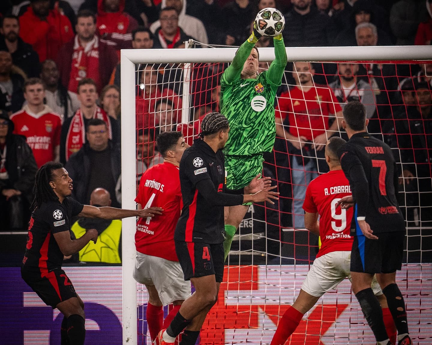 HEROIK:Kiper Barcelona, Wojciech Szczesny melakukan sejumlah penyelamatan krusial memastikan kemenangan timnya atas Benfica meski bermain dengan 10 pemain.(IG Barcelona)