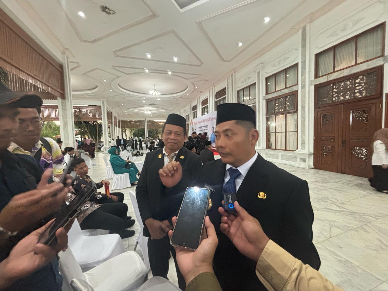 WAWANCARA:Bupati HST, Samsul Rizal kala diwawancarai wartawan.