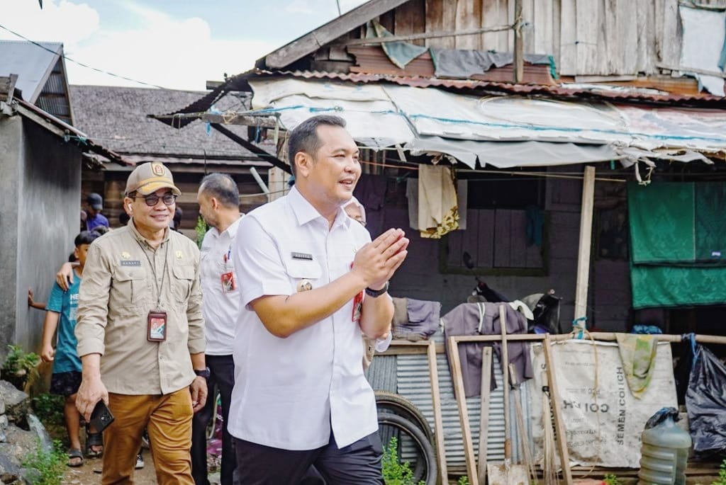 Wali Kota Banjarbaru, Aditya Mufti Ariffin saat meninjau Kecamatan Cempaka.