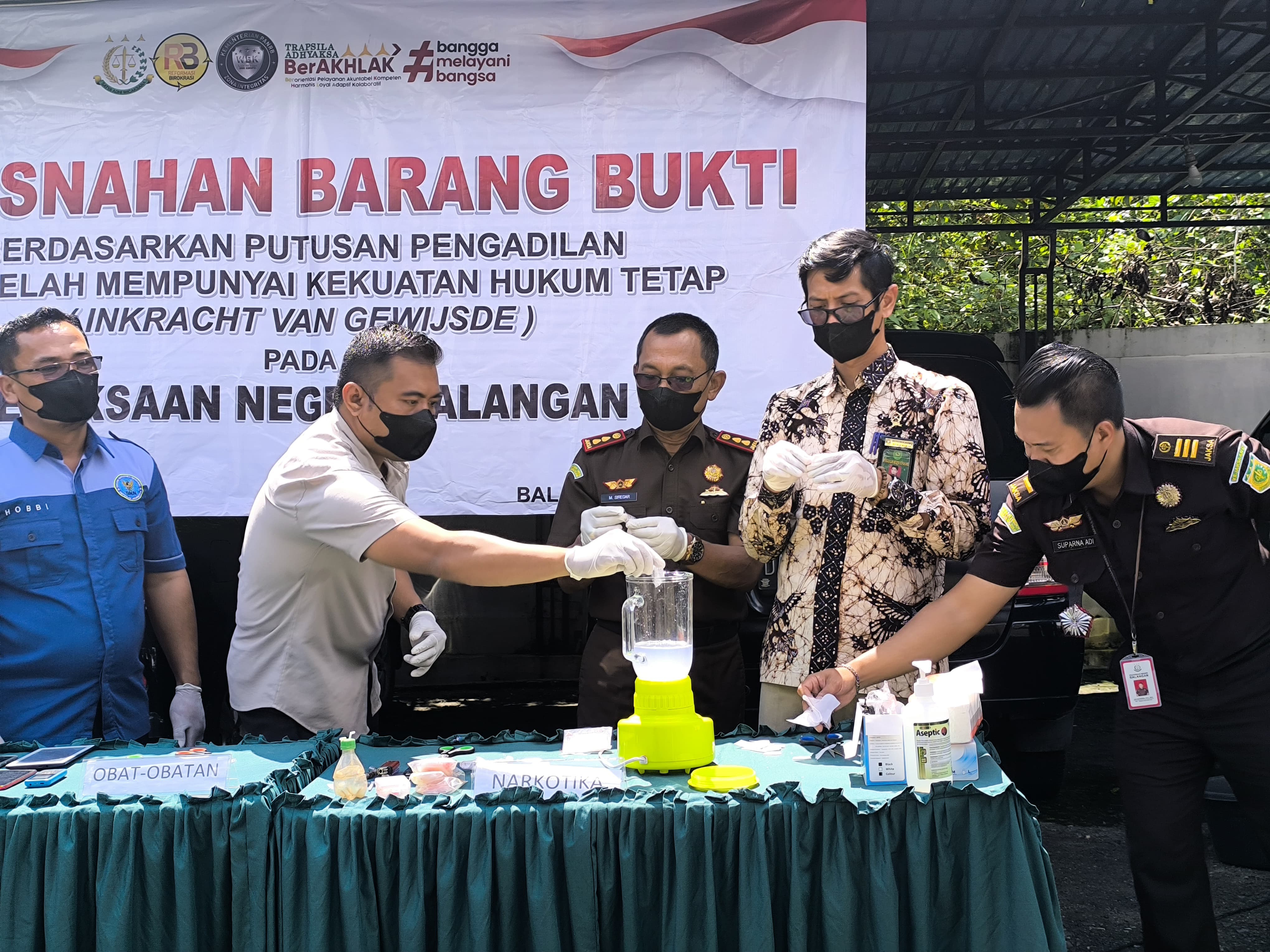 Kajari Balangan, Mangantar Siregar memimpin pemusnahan barang bukti, Kamis (6/3).