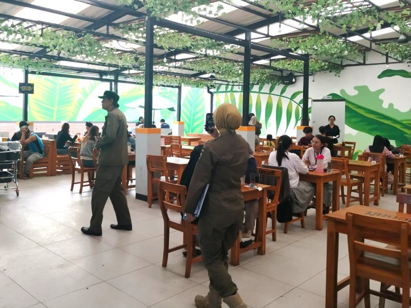 TERJARING: Satpol PP saat menyambangi Mie Gacoan di Jalan Hasan Basry, Banjarmasin Utara.