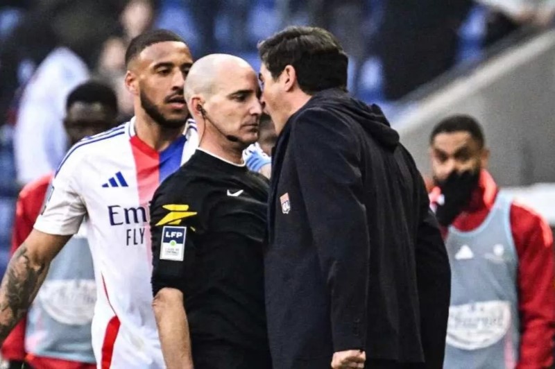 PROTES: Paulo Fonseca lakukan protes keras terkait keputusan wasit Benoit Millot saat timnya menang 2-1 di ajang Ligue Prancis atas Brest pada Minggu (2/3).
