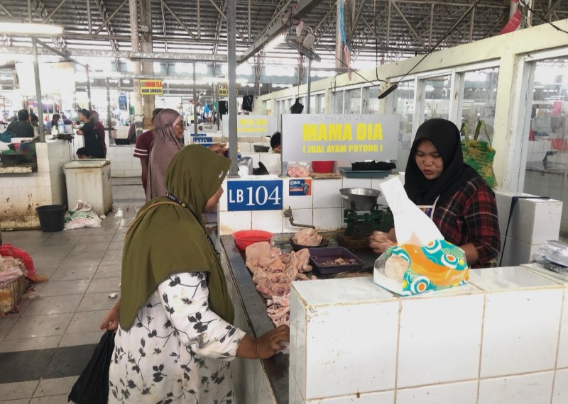 LAPAK: Suasana lapak penjual ayam potong di Pasar Bauntung Banjarbaru.