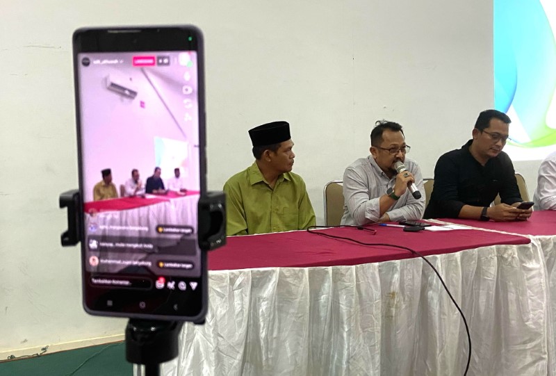 KLARIFIKASI: Kuasa hukum SDIT Ukhuwah, Krisna Dewa dan Wakil Kepala Sekolah Bidang Kesiswaan SDIT Ukhuwah, Handayani dalam konferensi pers Kamis (6/3).