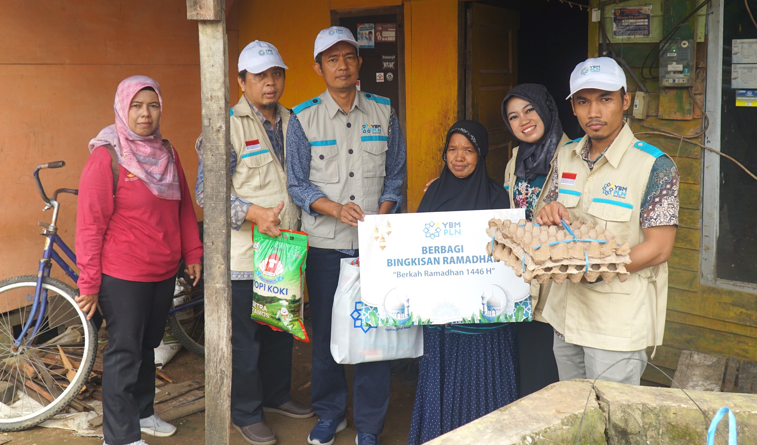 PEDULI:Ketua YBM PLN UID Kalselteng Legiman (tengah) bersama tim YBM saat menyerahkan bantuan dalam program berbagi bingkisan Ramadan.(foto-foto:PLN UID Kalselteng untuk Radar Banjarmasin)