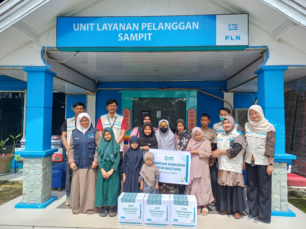 SENANG: Para penerima bantuan YBM dalam program berbagi bingkisan Ramadan di Sampit, Kalimantan Tengah.