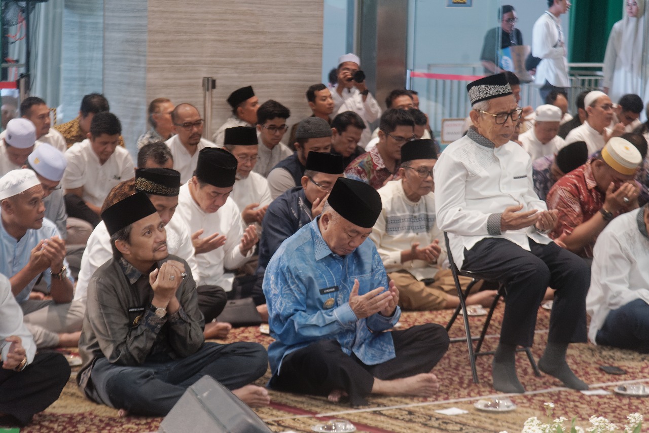 BERDOA: Gubernur Kalsel H Muhidin dan Wakil Gubernur Kalsel Hasnuryadi Sulaiman menghadiri buka puasa bersama PT Amanah Group di RS Amanah Medical Center Banjarmasin, Jumat (7/3/2025).