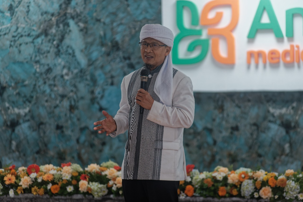 TAUSYAH: Aa Gym memberikan ceramah agama jelang berbuka puasa bersama PT Amanah Group di RS Amanah Center Banjarmasin, Jumat (7/3/2025).(Foto:Adpim Kalsel)