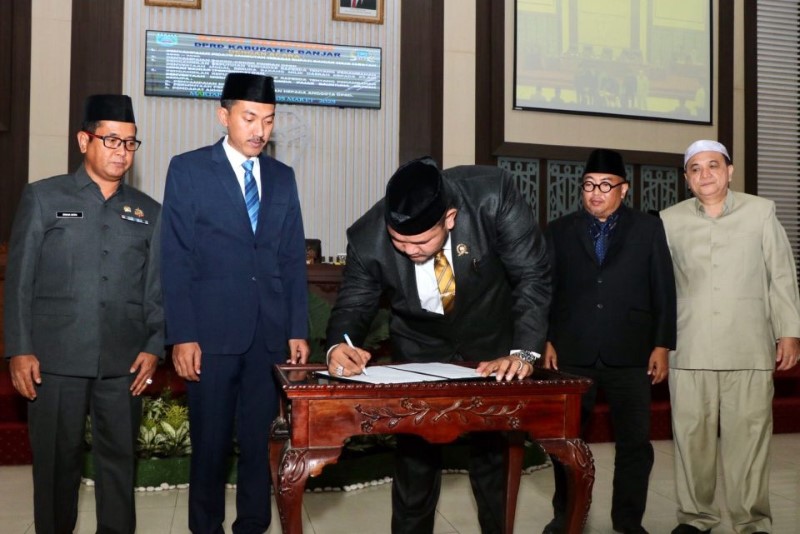 PARIPURNA: Rapat Paripurna di Gedung DPRD Banjar, Rabu (5/3) malam. (MC BANJAR)