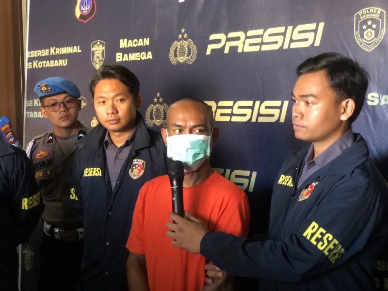 MENJELASKAN: Pelaku R (40) warga Tanah Bumbu yang ditangkap melakukan pencurian sepeda motor di Kotabaru.