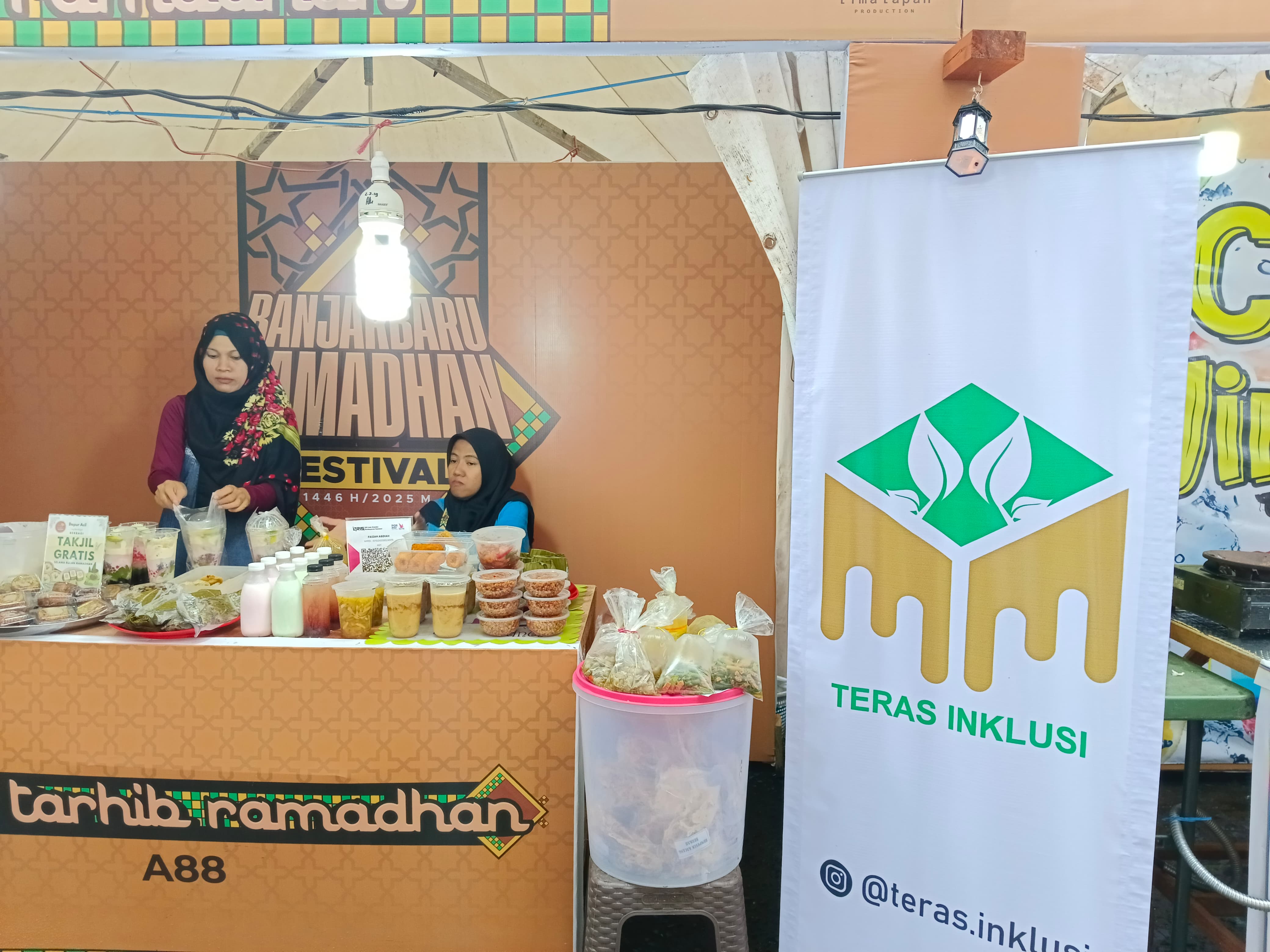 TAK ADA BATAS: Stan jualan milik penyandang disabilitas di Pasar Wadai Ramadan Pemko Banjarbaru, Minggu (2/3)