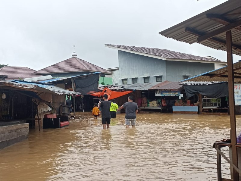 TERENDAM: Jalan yang berada di Pasar Binuang sudah tergenang air.