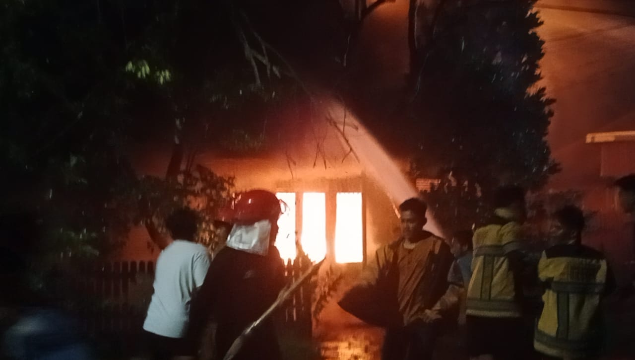 BERKOBAR:Beruntung dalam peristiwa ini hanya satu rumah terbakar berkat kesigapan relawan dan mudahnya sumber air.//Damkar RFF untuk Radar Banjarmasin