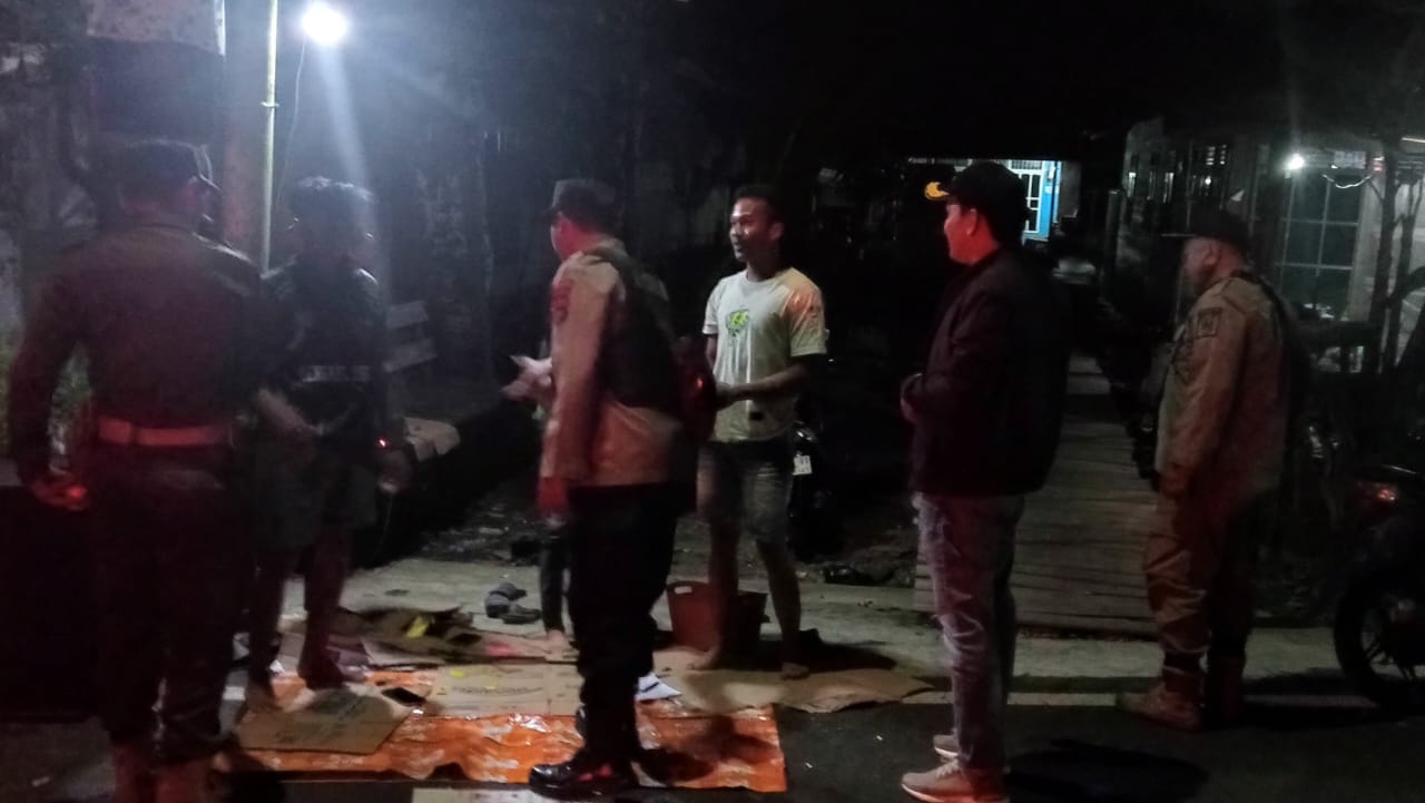 PENGAWASAN : Satpol PP dan Damkar Kabupaten HSS saat pengawasan bagarakan sahur. (Foto Satpol PP dan Damkar HSS)