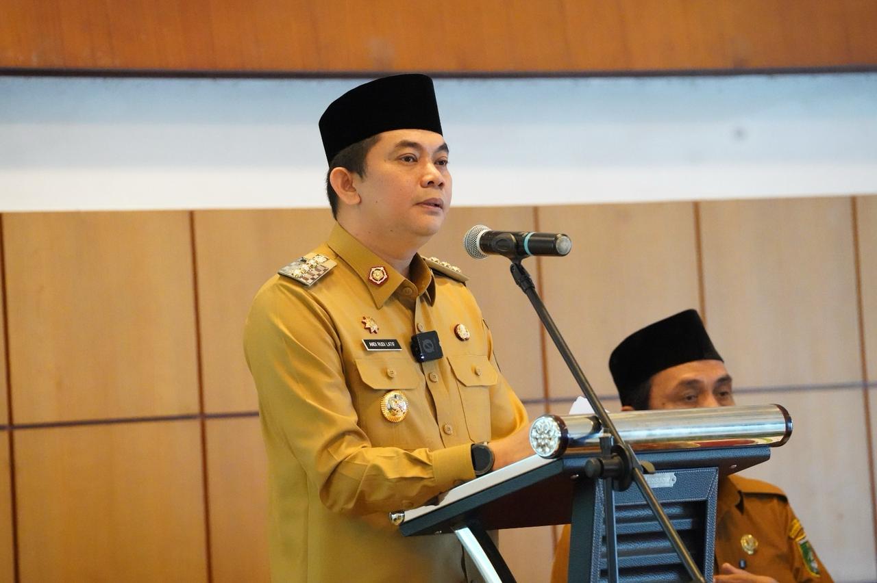 PEMAPARAN: Bupati Tanah Bumbu Andi Rudi Latif memaparkan tujuh program unggulan percepatan pembangunan daerah dalam audiensi di Hotel Ebony, Batulicin. (Foto: Prokopim Tanah Bumbu untuk Radar)