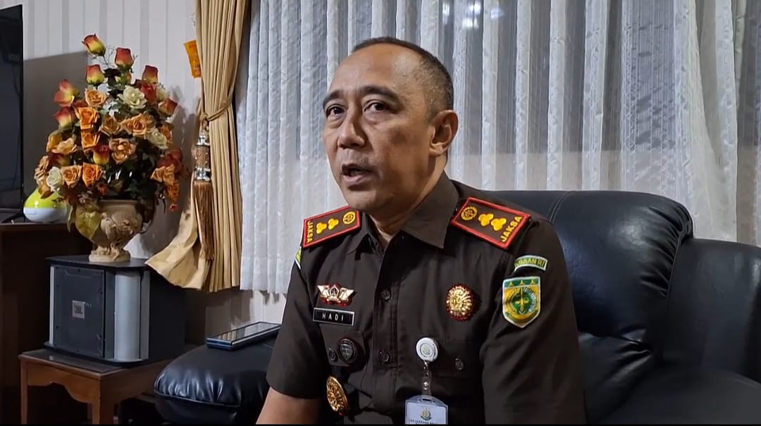 KETERANGAN: Kajari Banjarbaru Hadiyanto saat memberikan keterangan terkait Kasus Firly Norachim. (Sheila Farazela/ Radar Banjarmasin)