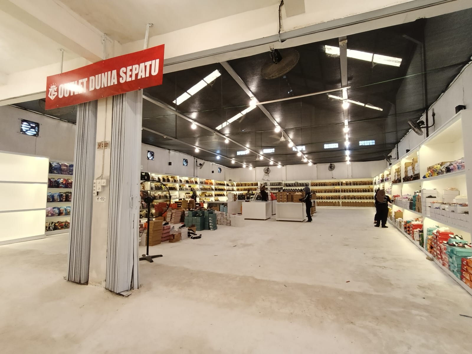 LEBIH LUAS:Outlet baru Dunia Sepatu di seberang Pasar Kuripan Banjarmasin.(foto: Raudah Anisya/Radar Banjarmasin)