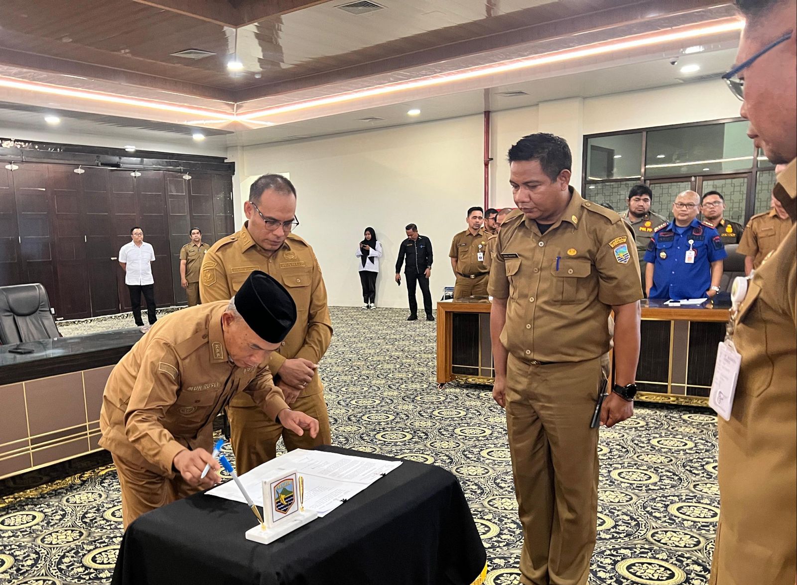 TEKEN: Didampingi Wabup Syairi Muhlis, Bupati Kotabaru H Rusli menandatangani Piagam Audit Internal tata kelola Pemerintahan di Kotabaru.(Foto:Diskominfo Kotabaru).