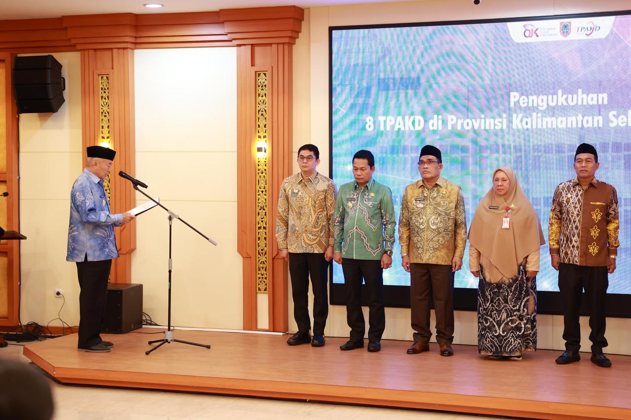 PENGUKUHAN:Gubernur Kalsel H Muhidin mengukuhkan Tim Percepatan Keuangan dan Akses Daerah (TPKAD) Tanah Bumbu.