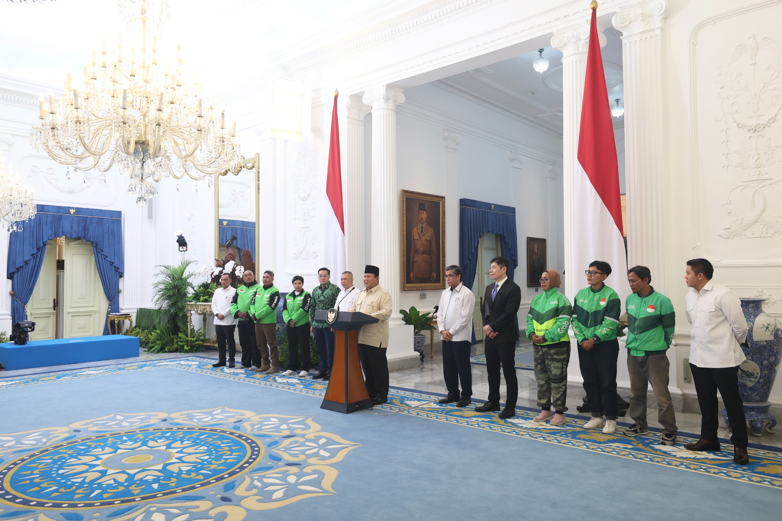 GIRANG:Para pengemudi Ojol (ojek online) sambut gembira Bonus Hari Raya (BHR) yang diumumkan Presiden RI Prabowo Subianto di Istana Merdeka, Jakarta, Senin (10/3/2025).(Foto:Biro Pers dan Media RI)