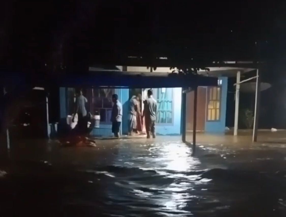 Warga Desa Sengayam, Kotabaru, berjaga dan waspada setelah kedatangan banjir.