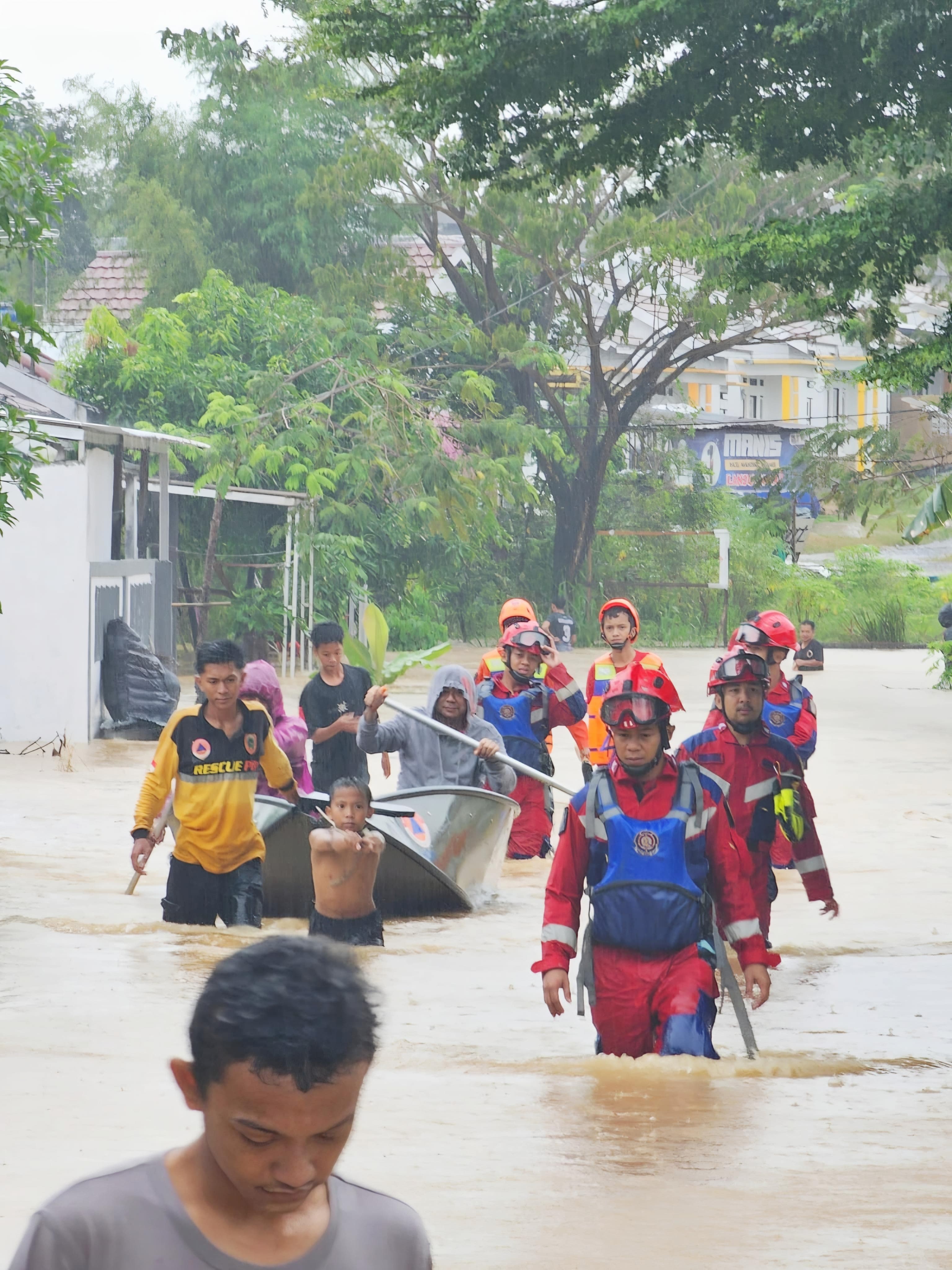 EVAKUASI: Tim BNPB Kabupaten Balangan saat melakukan evakuasi barang milik warga Desa Baruh Bahinu Dalam, Sabtu (8/3/2025).