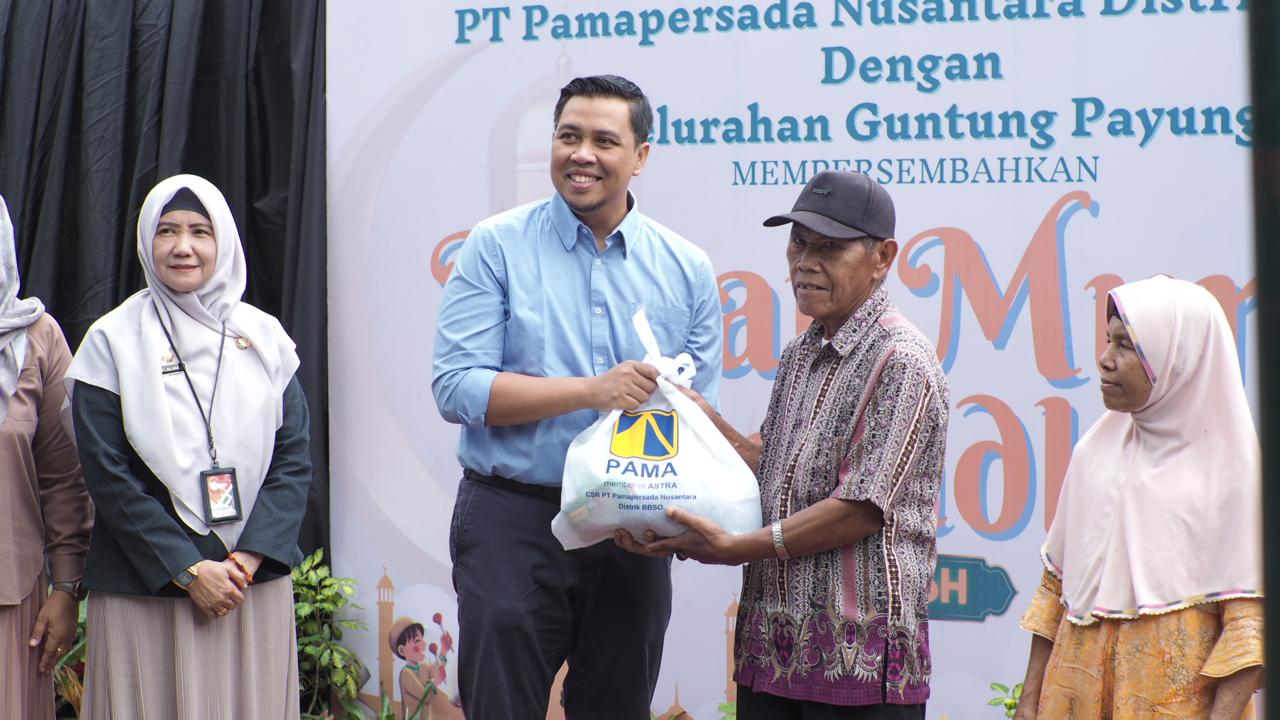 SERAHKAN: Menyerahkan paket sembako murah secara simbolis kepada masyarakat