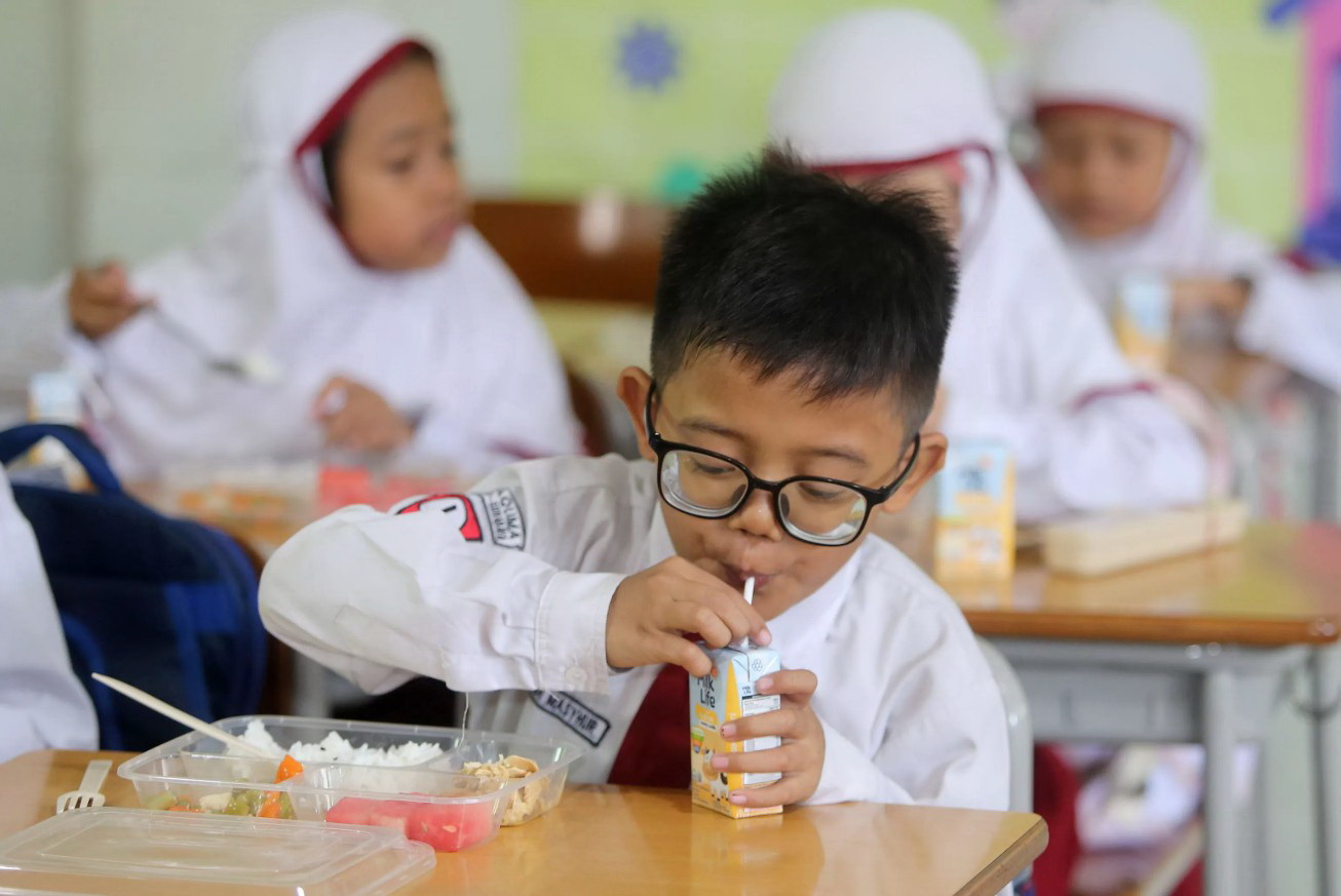 MINUM SUSU: Program Makan Bergizi Gratis (MBG) di Surabaya, Jawa Timur.
