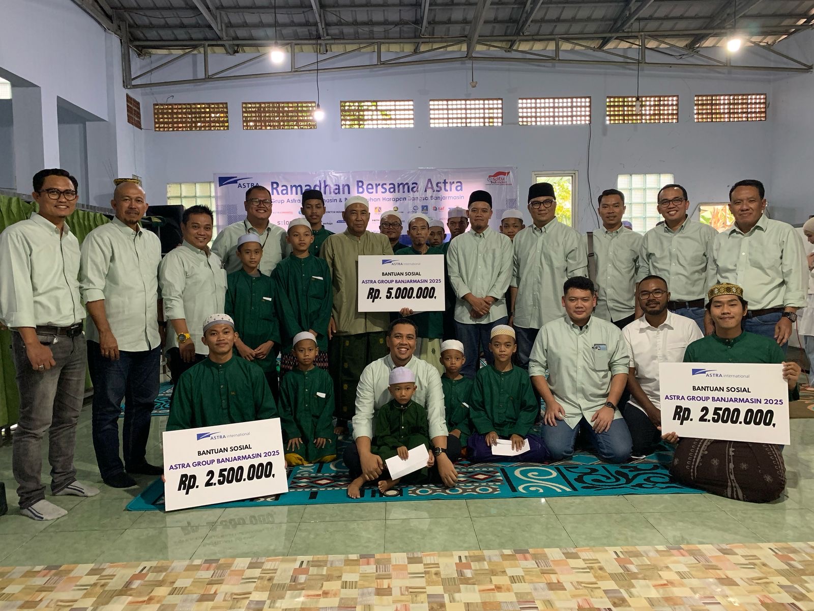 MOMEN: Grup Astra Banjarmasin bersama pengurus dan anak-anak Panti Asuhan Harapan Bangsa