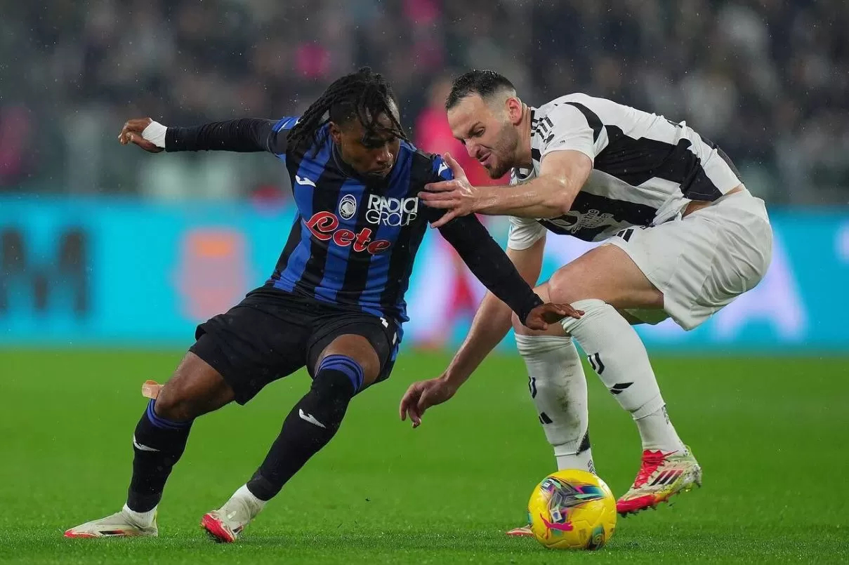 BERDUEL: Pemain Atalanta saat berduel dengan bek Juventus di Allianz Stadium, Senin (10/3) dini hari.