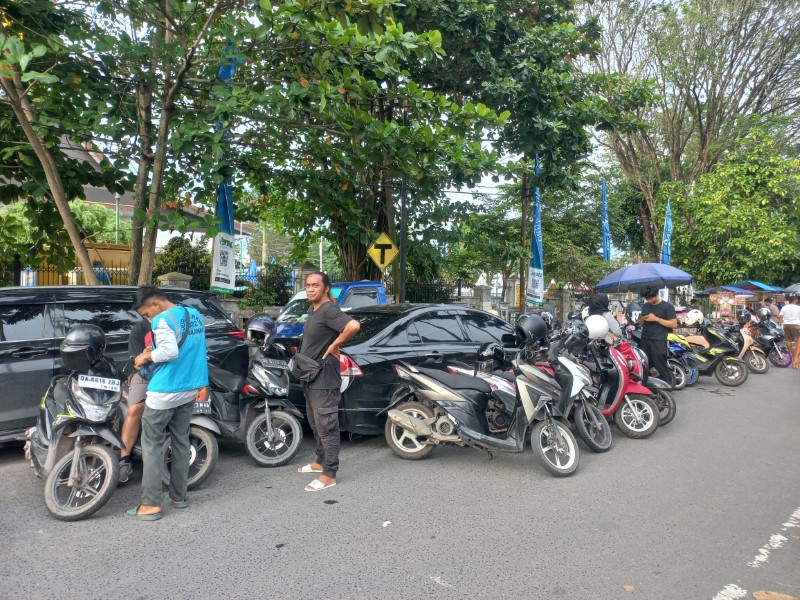 TETAP BAYAR: Tidak semua kantong parkir di Pasar Wadai Ramadan Banjarmasin digratiskan.