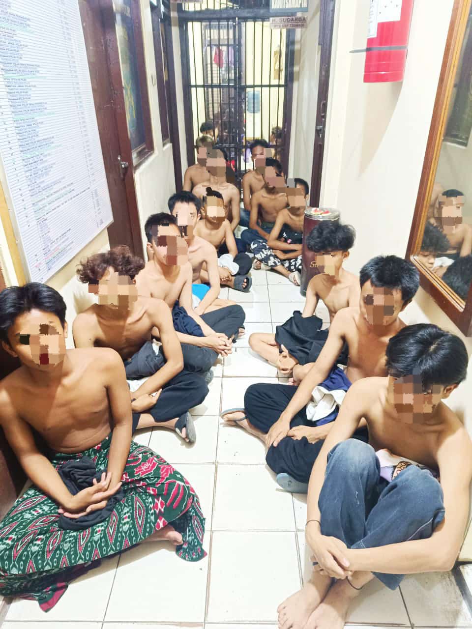 DIAMANKAN: Belasan remaja yang diamankan di Polsek Liang Anggang. (Polsek Liang Anggang untuk Radar Banjarmasin)