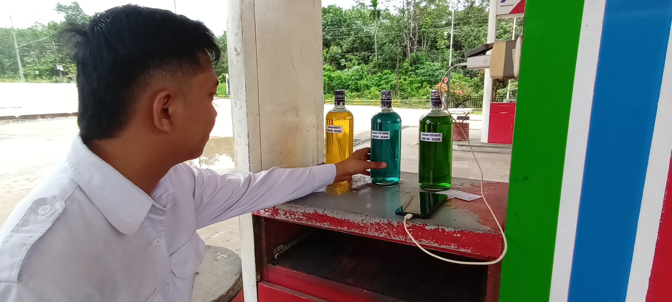DIPAJANG : SPBU Laburan menerapkan imbauan PT Pertamina yang meminta memajang BBM yang dijualnya.
