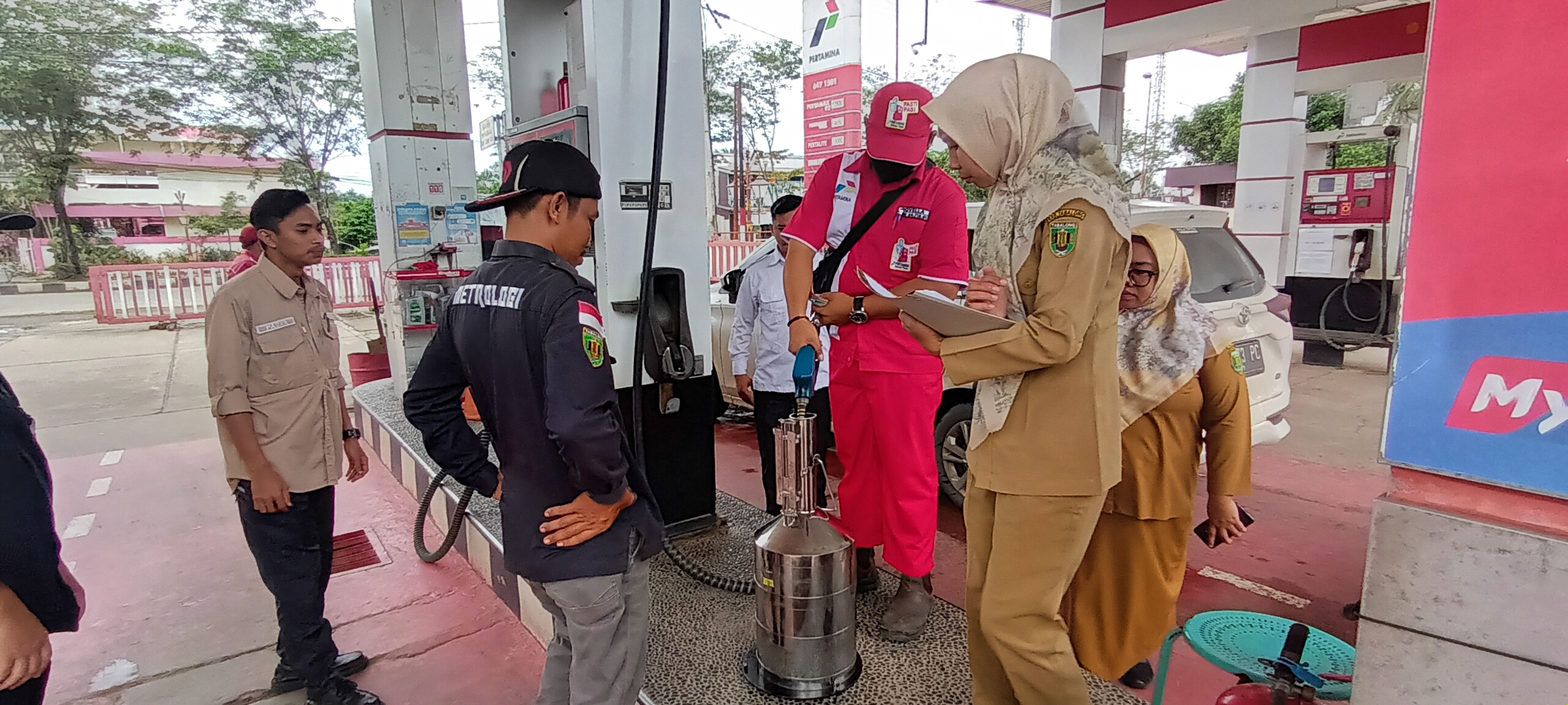 DIPERIKSA : Unit Metrologi Legal saat memeriksa takaran di SPBU Mabuun.