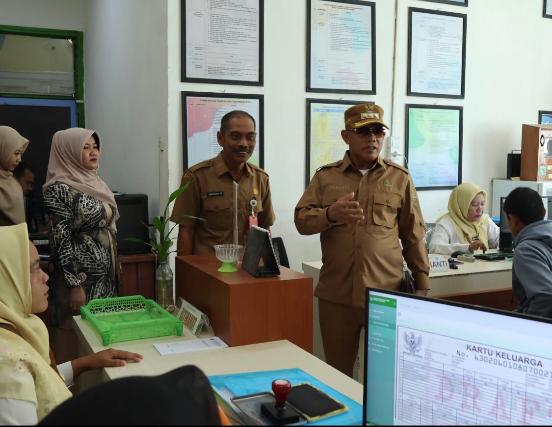 PENGECEKAN: Bupati Kotabaru H Rusli mengarahkan Kadisdukcapil Saidi Rizani tentang pelayanan KTP lain sebagainya yang perlu diperbaiki. Foto: Humas Pemkab Kotabaru.