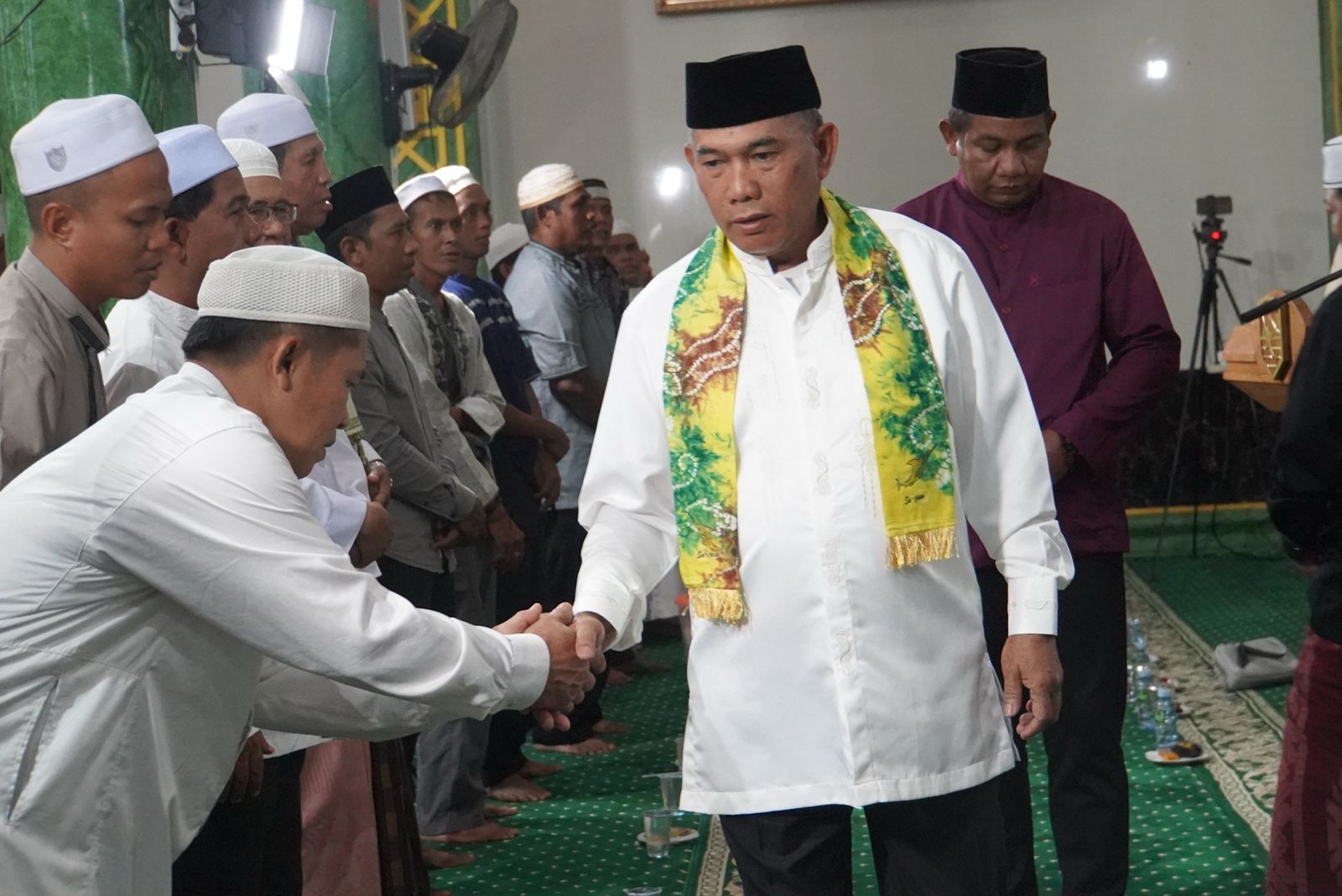 BERSALAMAN:Safari Ramadhan Bupati Kotabaru H Rusli di Masjid Miftahul Jannah yang ada di pusat kota.(Foto: Diskominfo Kotabaru).
