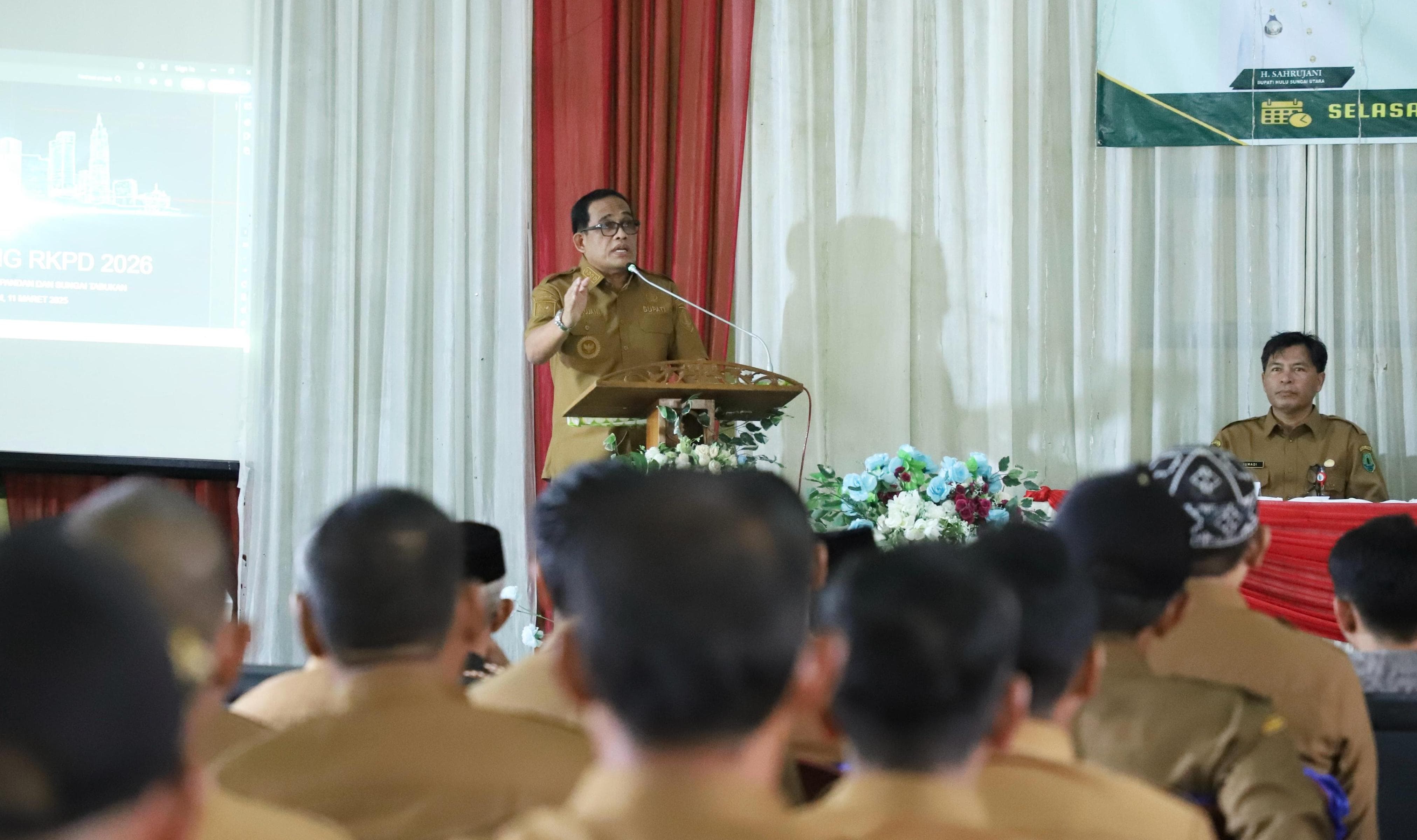 HADIR:Bupati HSU, H Sahrujani saat menyampaikan sambutan terkait kegiatan Musrenbang RKPD tahun 2026 di Aula Muhammadiyah, Kecamatan Sungai Pandan.(Foto: Pemkab HSU)
