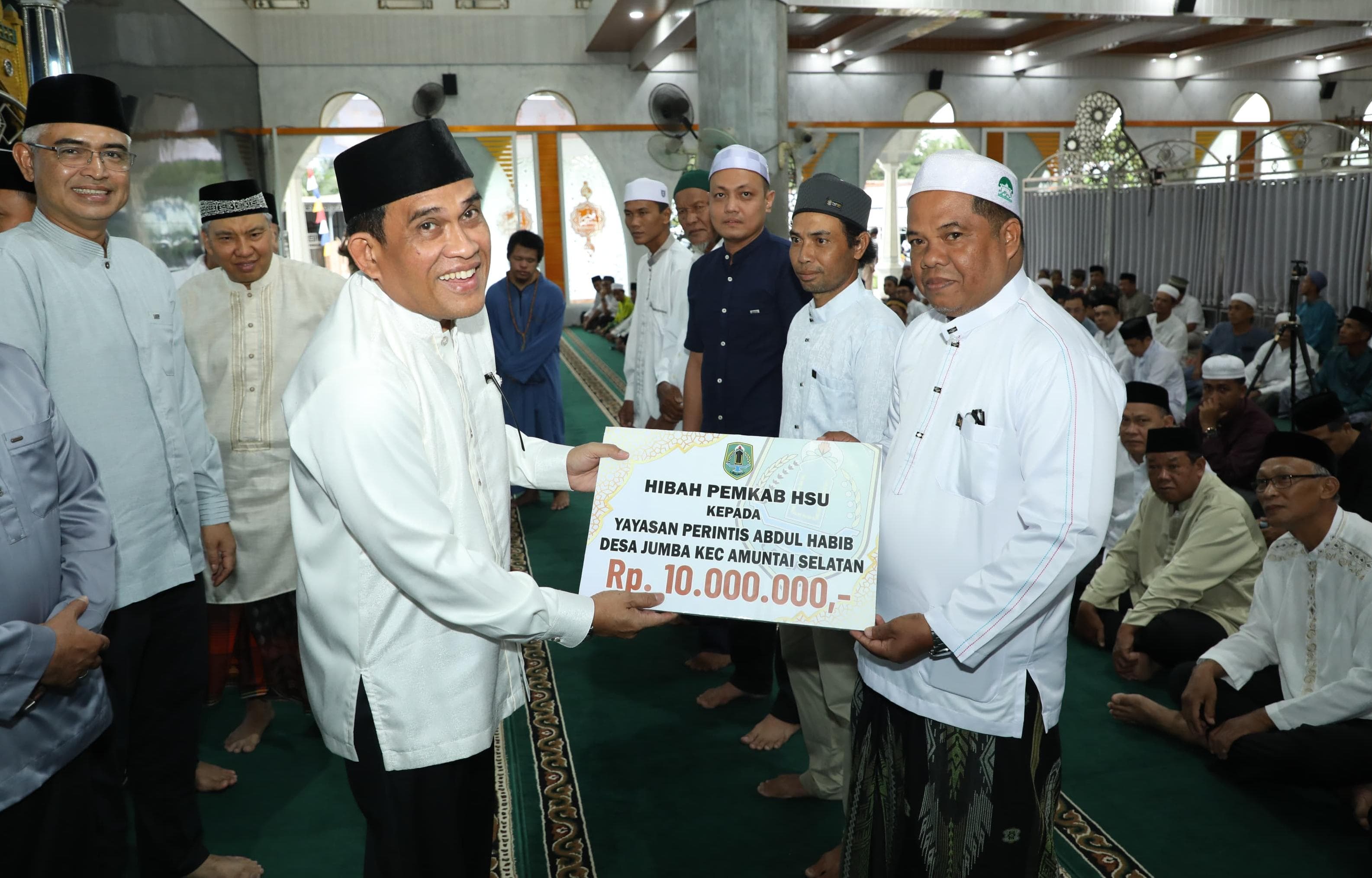 BANTUAN:Bupati HSU, H Sahrujani didampingi Wabup, Hero Setiawan (belakang Bupati) serahkan bantuan ke pengurus masjid, langgar, dan yayasan di wilayah Kecamatan Amuntai Selatan, Senin (10/3/2025)