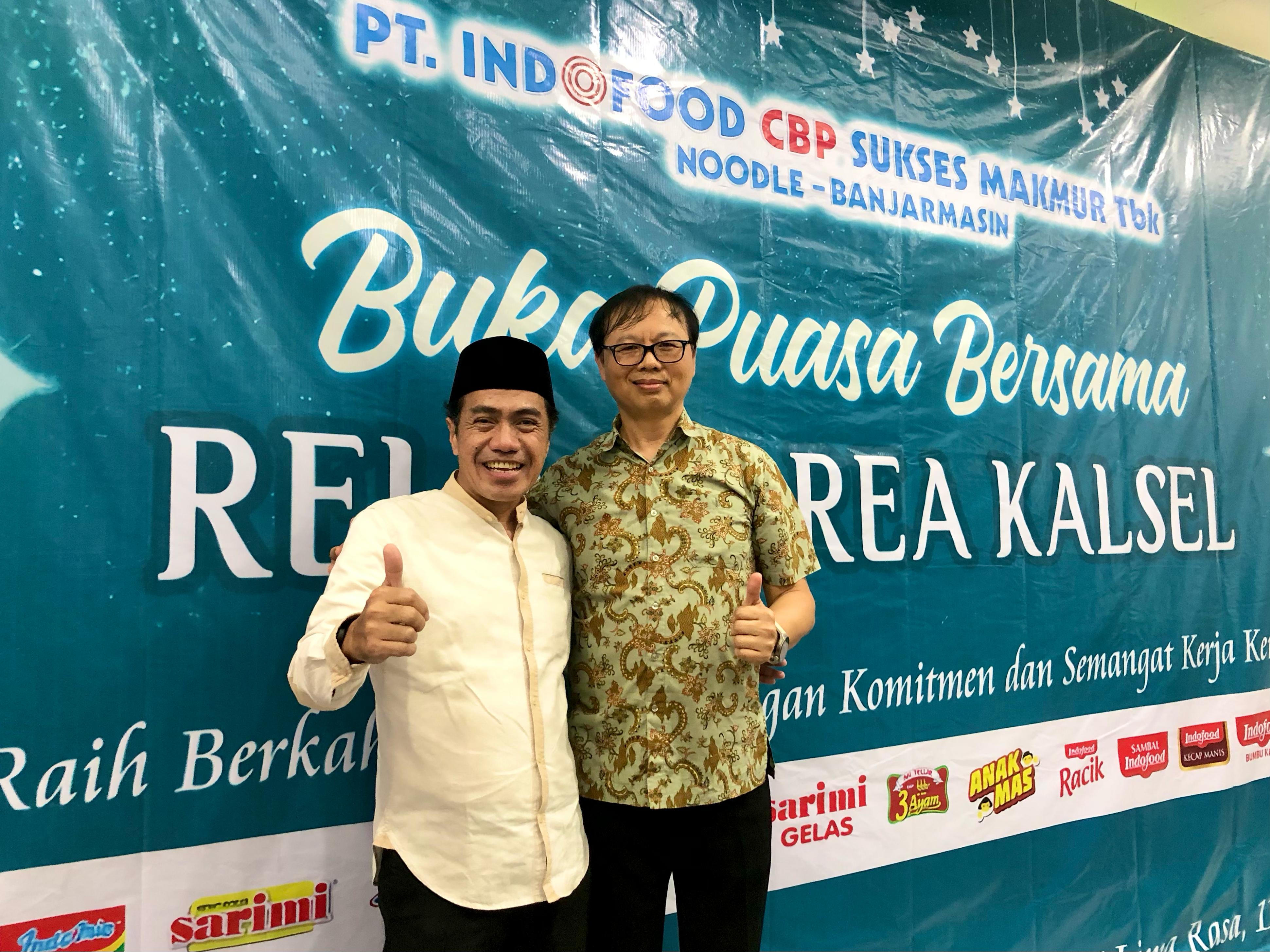 ABADIKAN MOMEN: Direktur Utama Radar Banjarmasin, H Suriansyah Achmad dan BM Indofood Banjarmasin, Martin Hardja berfoto bersama.