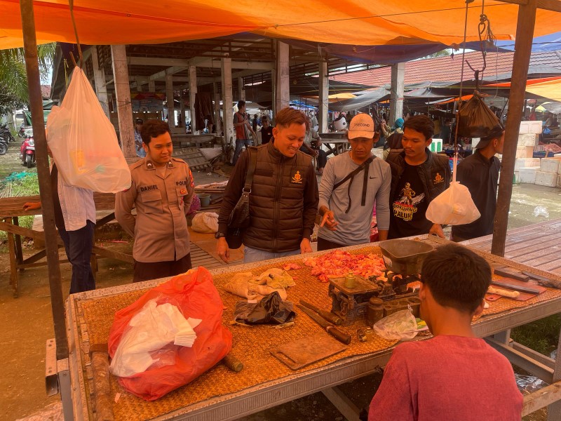 SIDAK: Petugas pantau harga bahan pokok di Pasar Halong, Senin (10/3). (Humas untuk Radar Banjarmasin)