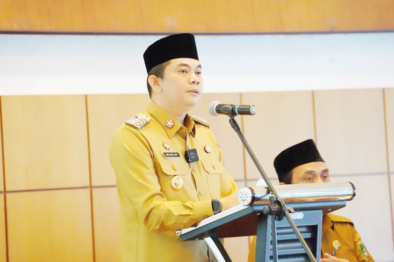 PEMAPARAN: Bupati Tanah Bumbu Andi Rudi Latif memaparkan tujuh program unggulan percepatan pembangunan daerah dalam audiensi di Hotel Ebony, Batulicin.