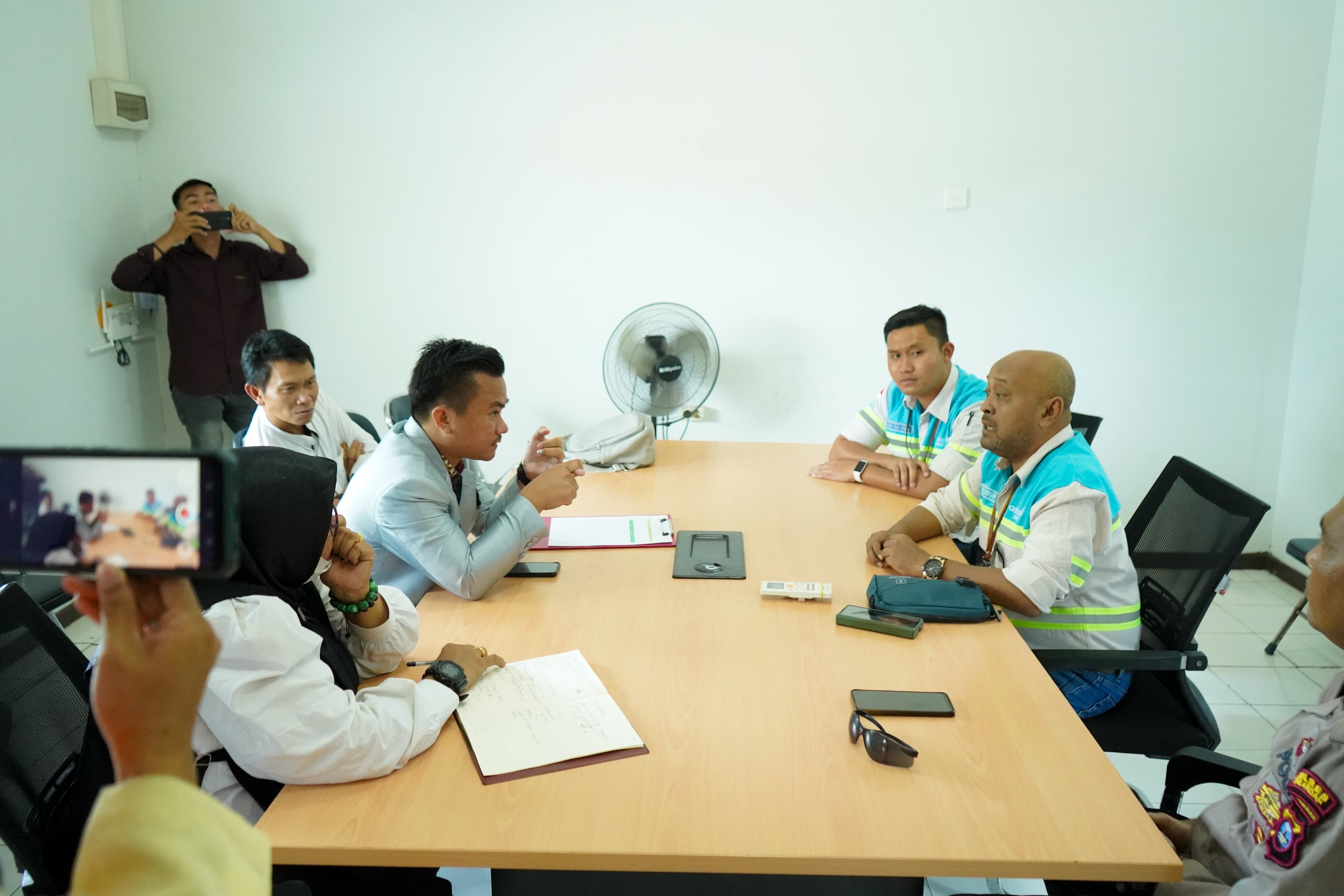 ALOT: Syaiful dan kuasa hukumnya beradu argumen dengan perwakilan Balangan Coal, Nico Seniar saat mediasi penyelesaian sengketa lahan, Senin (10/3/2025). (Foto: M Dirga/Radar Banjarmasin)