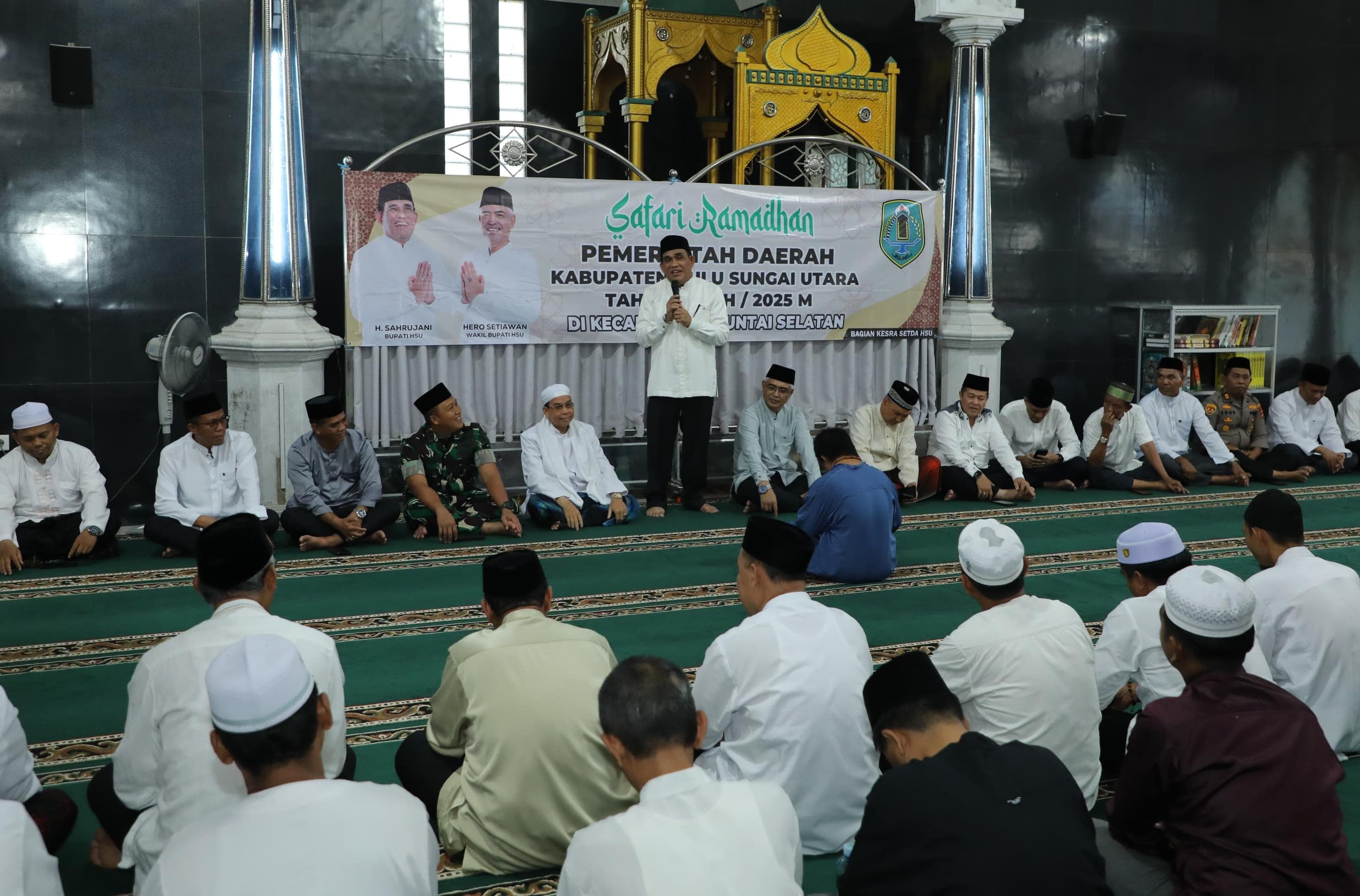HADIR: Bupati HSU H Sahrujani memberi sambutan di hadapan jemaah Masjid Al-Mansur, Desa Jumba, Kecamatan Amuntai Selatan, Kabupaten HSU.