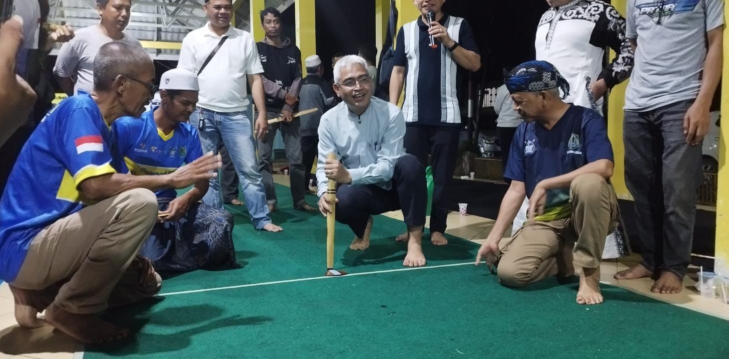 IKUT MAIN: Wakil Bupati HSU Hero Setiawan, ikut bermain Balogo bersama pengurus Porgosi HSU di Lapangan Pahlawan Amuntai, Senin (10/3/2025).