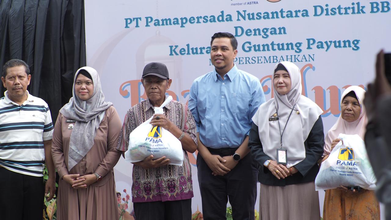 MOMEN: BBSO Head PT PAMA, Arif Cahyadi bersama stakeholder dan penerima manfaat Bazar Murah  Ramadhan