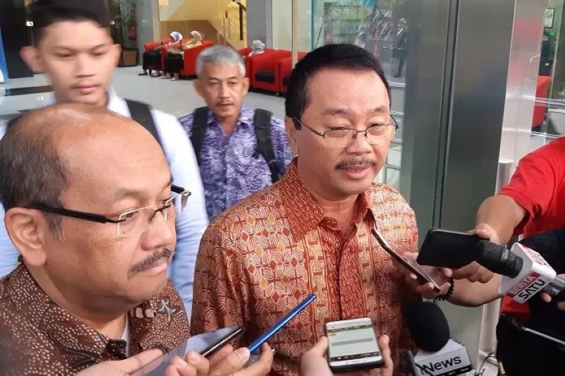 Mantan Direktur Utama Pertamina Energy Trading Ltd (Petral), Bambang Irianto didampingi kuasa hukumnya, Soesilo Aribowo usai menjalani pemeriksaan di Gedung Merah Putih KPK