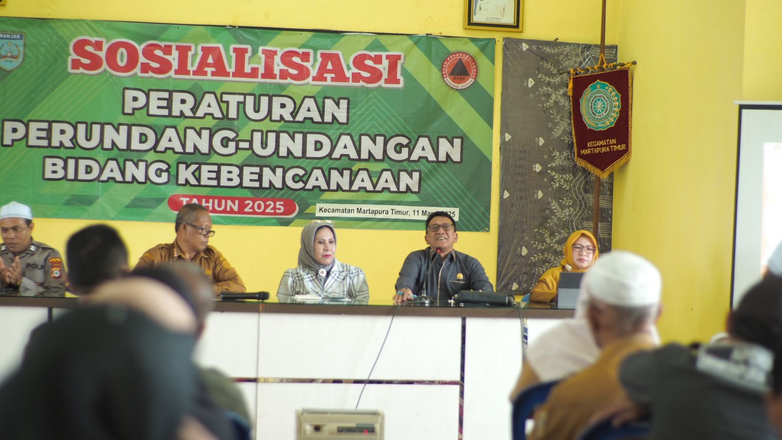 MOMEN: Ketua Komisi IV DPRD Kabupaten Banjar, Hj Anna Rusiana (tengah) saat sosper di Martapura Timur