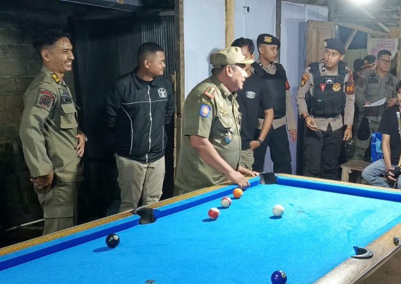 MENEGUR: Satpol PP menegur pengelola biliar yang melanggar jam operasional selama Ramadan di Tanah Bumbu. (Foto: Satpol PP dan Damkar Tanah Bumbu) W