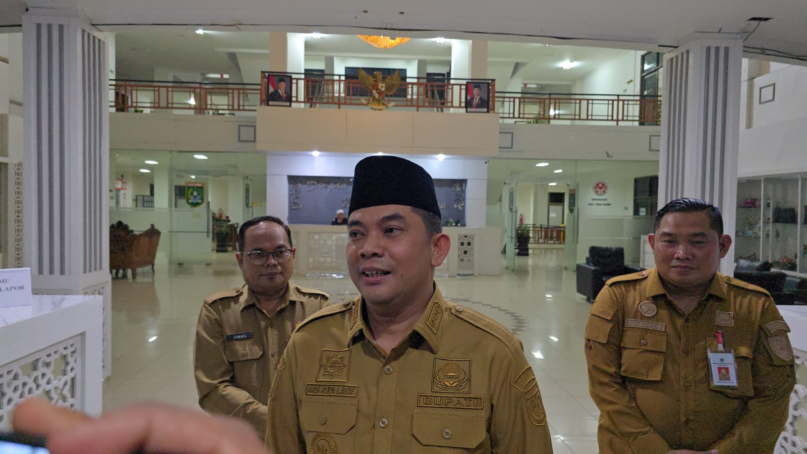 BERI KETERANGAN: Bupati Tanah Bumbu Andi Rudi Latif memberi keterangan kepada media usai bekerja hingga larut malam.