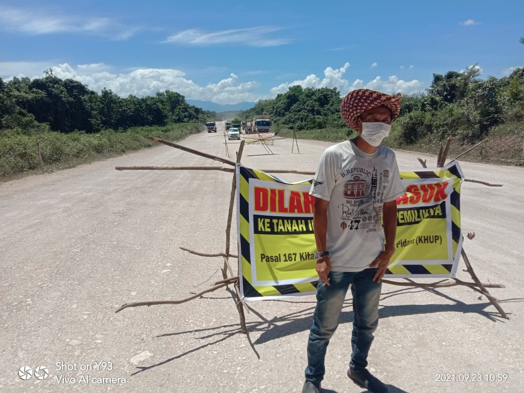 BLOKADE: Syaiful melakukan aksi blokade pada tahun 2022 lalu, di lahan yang digunakan sebagai jalan hauling tambang.
